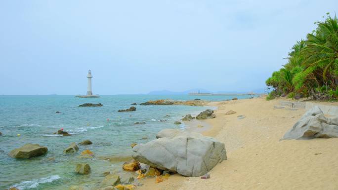 海南三亚大小洞天景区海滩海边巨石灯塔