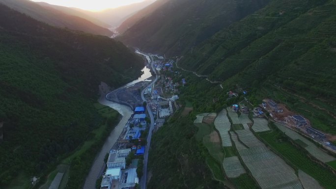 航拍夕阳下的川西河谷藏族村落