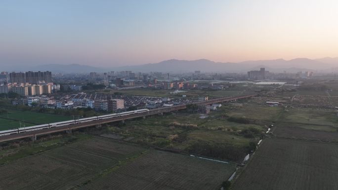 高铁路过潮汕民居