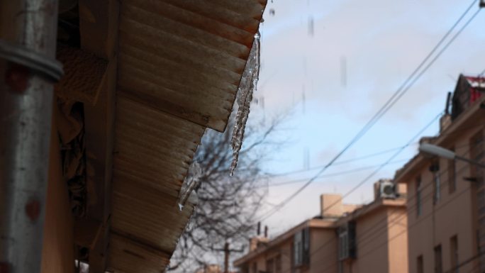 雪后屋檐滴水