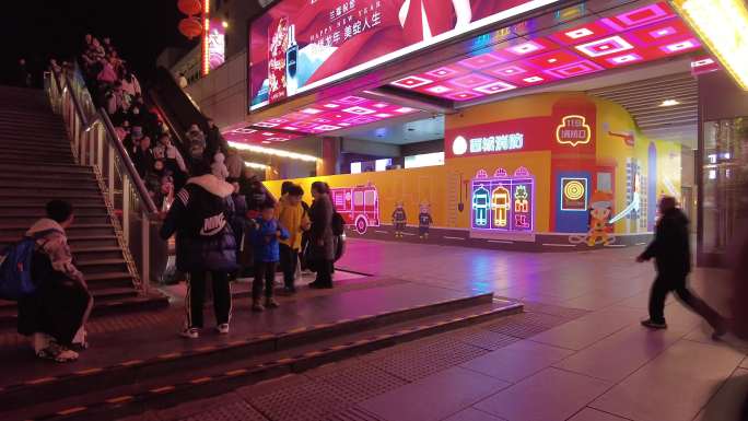 北京夜景西商圈游人拍照侣逛街闺蜜灯光璀璨