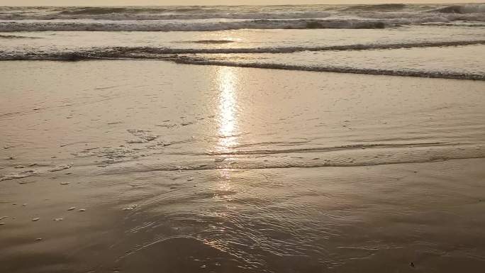 海边赶海行走沙滩拾贝海浪清晨凌晨日出海风