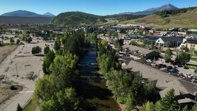 科罗拉多Silverthorne outlets空中无人机电影1970蓝河飞钓渔夫天堂市中心夏天落基