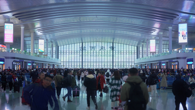 重庆西站春运游客返乡回家火车站侯车大厅