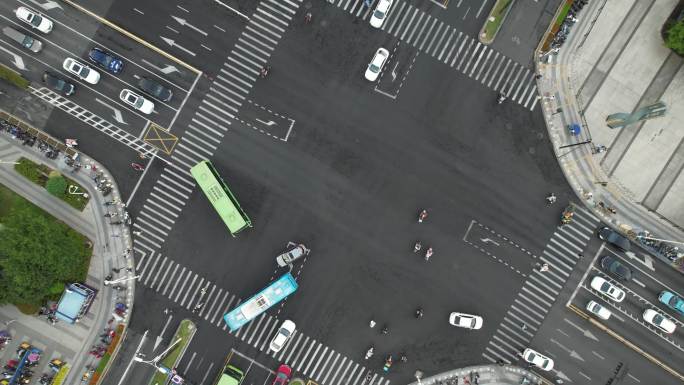 城市马路十字路口车辆车流特写