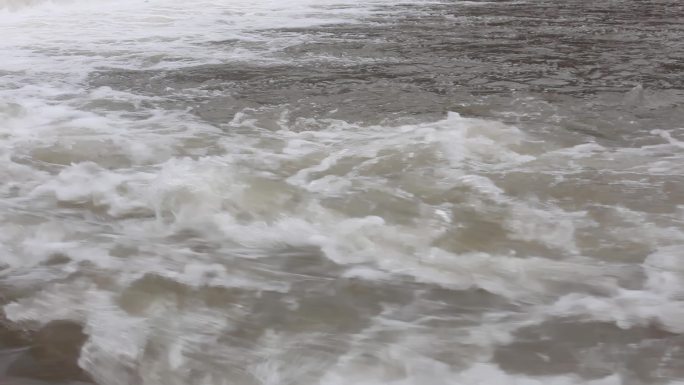 雨后上涨的河水