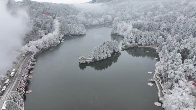 庐山如琴湖云雾雪景