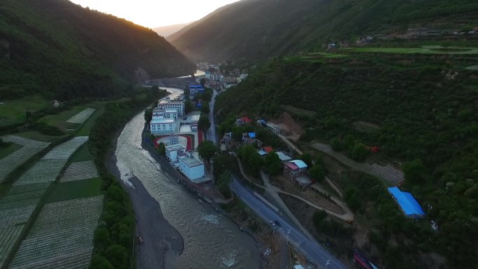 航拍夕阳下的川西河谷藏族村落
