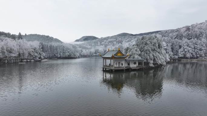 庐山冬日如琴湖湖心亭雪景雾凇航拍