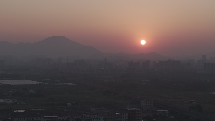 高铁路过潮汕民居