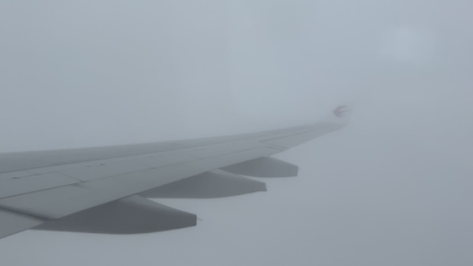 飞机机翼穿过云雾
