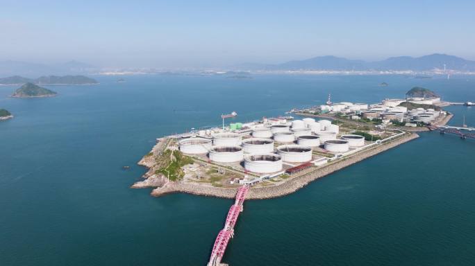 广东惠州港三十万吨油轮靠港停泊航拍视频