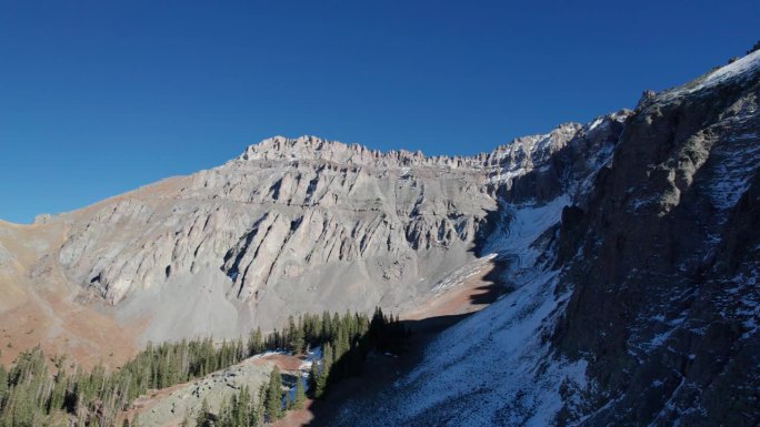 无人机拍摄的拐弯处显示出陡峭的山峰