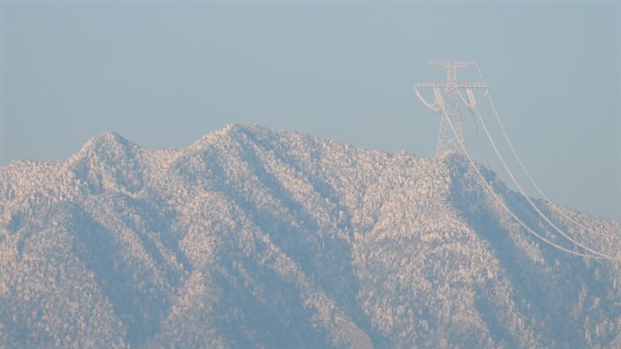 雪山上的高压线塔