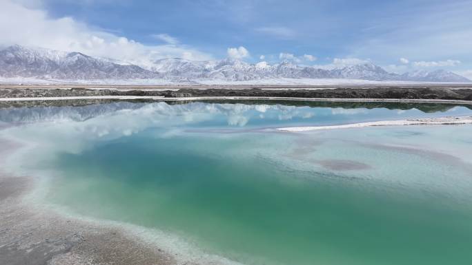 青海甘肃大柴旦翡翠湖航拍山湖倒影长焦雪山