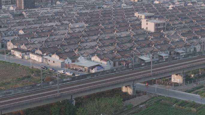 高铁路过潮汕民居