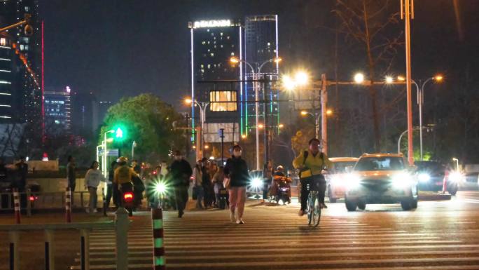 夜晚城市行人过马路汽车车辆车流人流夜景人