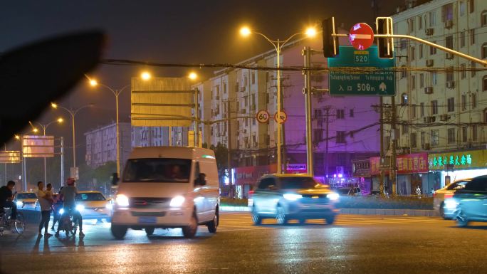 城市下班高峰期夜晚夜景交通汽车车辆车流人