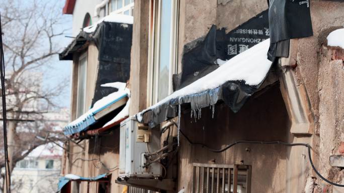 雪后屋檐滴水