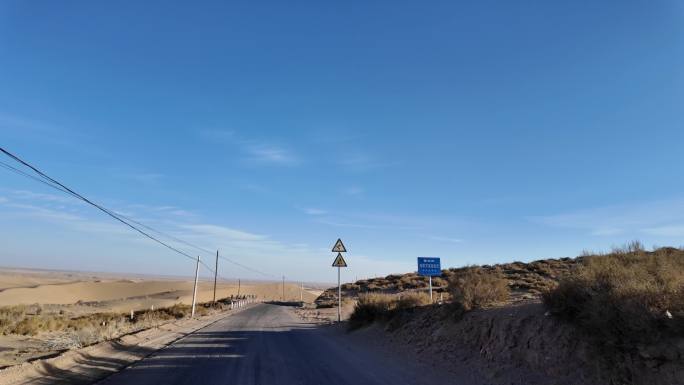第一视角拍摄沙漠公路中行驶的汽车