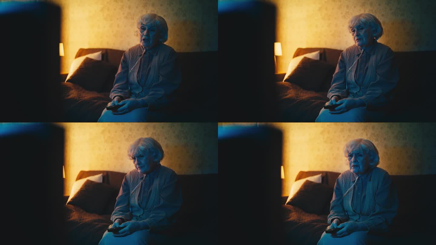 带着鼻管的老妇人坐在沙发上看电视，孤独终老