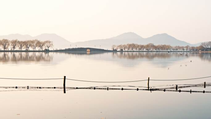 晨光之下的西湖白底全景