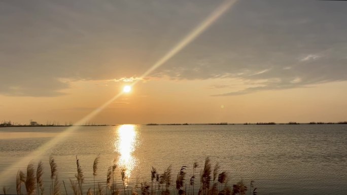 夕阳下的湖泊