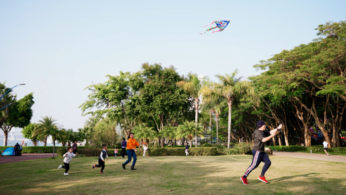 一家人公园放风筝