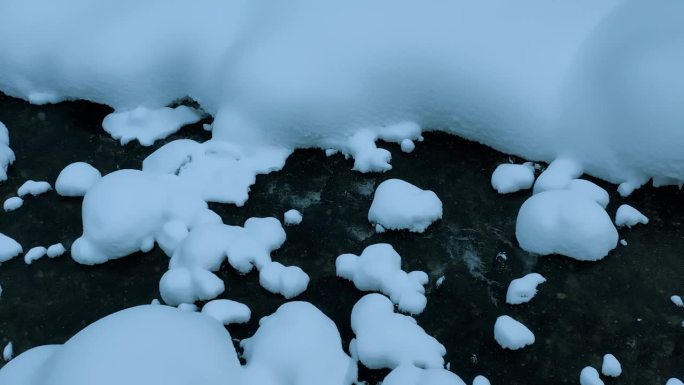 航拍无人机拍摄雪山河流冬季景观，暴风雪中的冷杉林。冬天的俄罗斯，西伯利亚。
