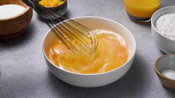 用打蛋器搅打鸡蛋、油和牛奶。煮煎蛋卷或烤糕点。蛋白质的食物。