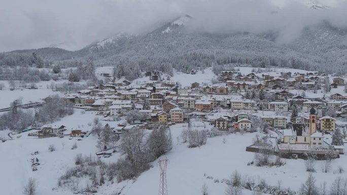 意大利高山村庄冬日白色景观的昼夜转换。