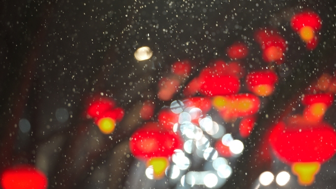 春节新年气氛街道张灯结彩红灯笼下雪慢动作