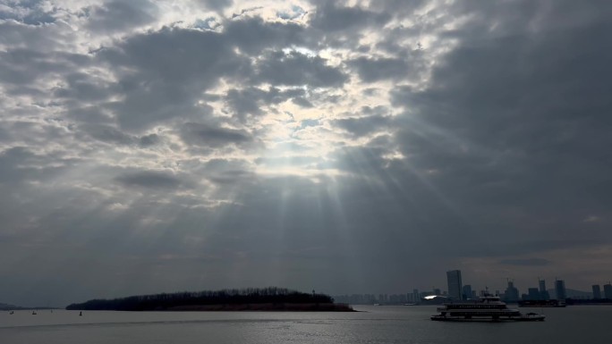 阳光洒在长江上