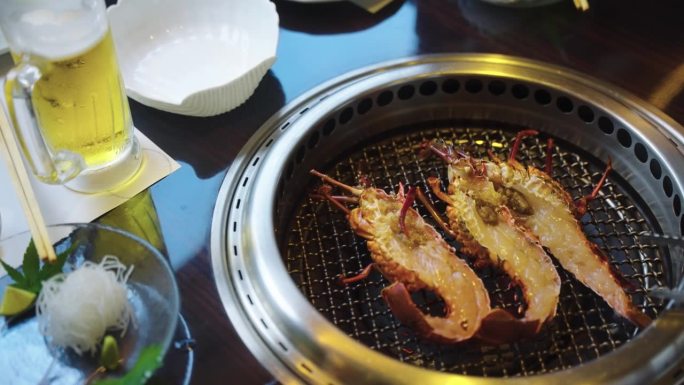 新鲜伊势比，日本细刺龙虾减半，放在烤肉架上4k