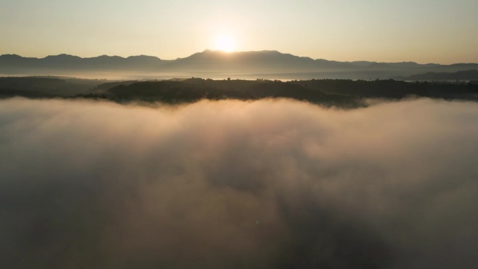 云雾在天空中移动，日出与山