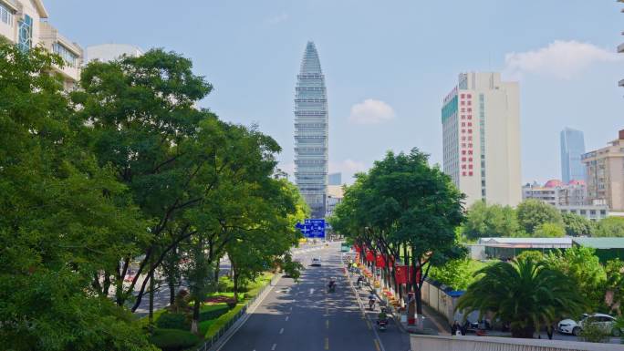 云南昆明五华区人民政府大楼与城市街道车流