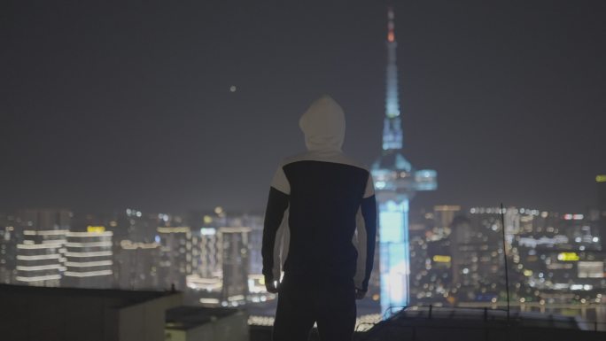 黑衣人神秘人背影站在城市楼顶俯瞰城市4K