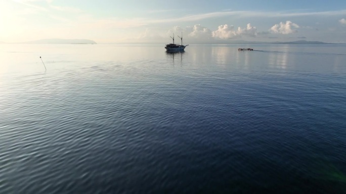 在拉贾安帕的黎明印尼潜水船宿航拍