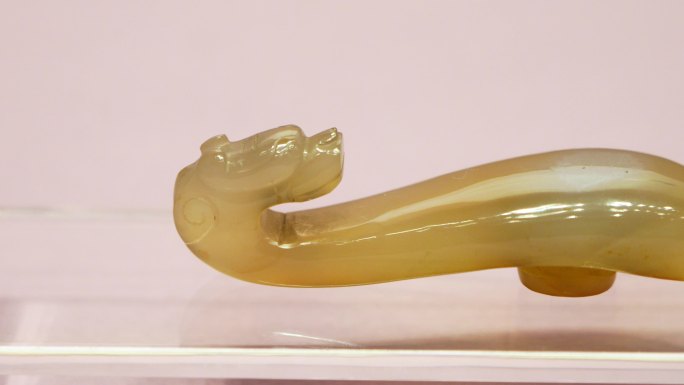 明代龙首素身玛瑙带钩，杭州博物馆馆藏