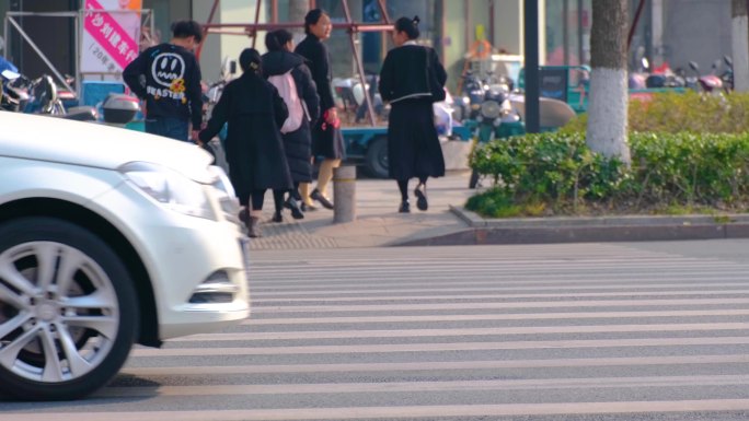 城市马路汽车车辆行驶车流斑马线人行道行人