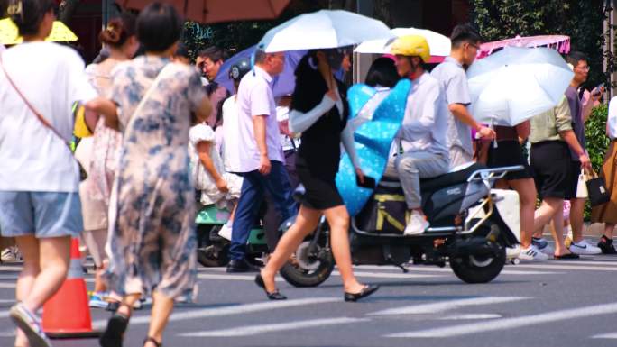 城市夏天暑假酷暑高温炎热街道人群人流汽车