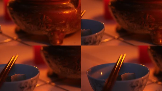 神龛前摆放的碗筷供品