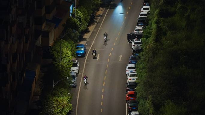 城市夜景街头马路行驶的汽车与车流