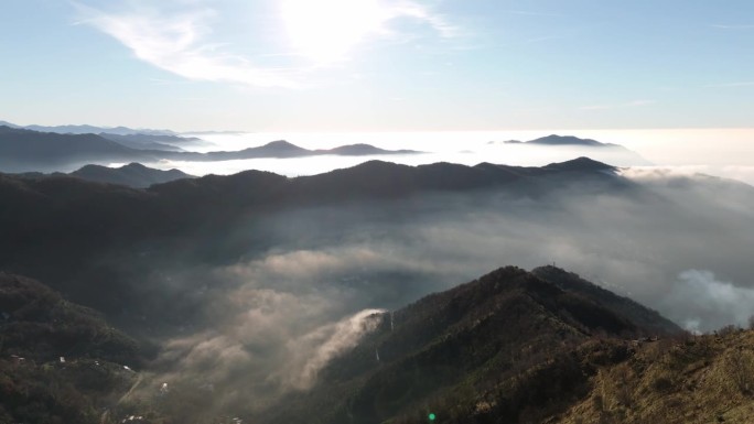 在利古里亚的热那亚，日出时云雾缭氲的山峰浮现在云层之上