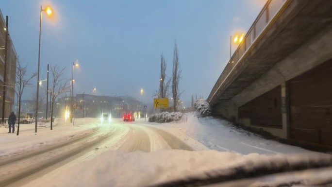 在挪威卑尔根的暴风雪中开车
