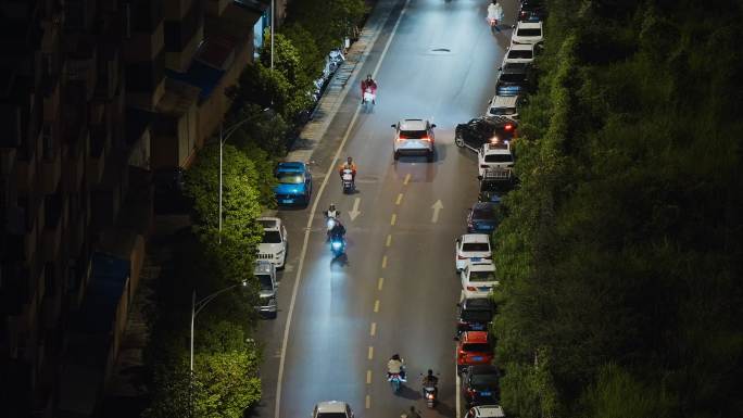 城市夜景街头马路行驶的汽车与车流