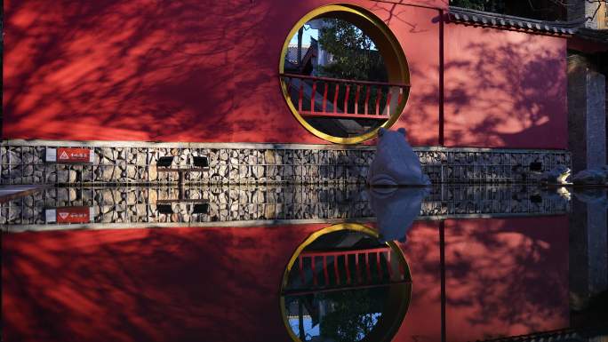 云南丽江束河古镇传统中国文化庭院红墙景观