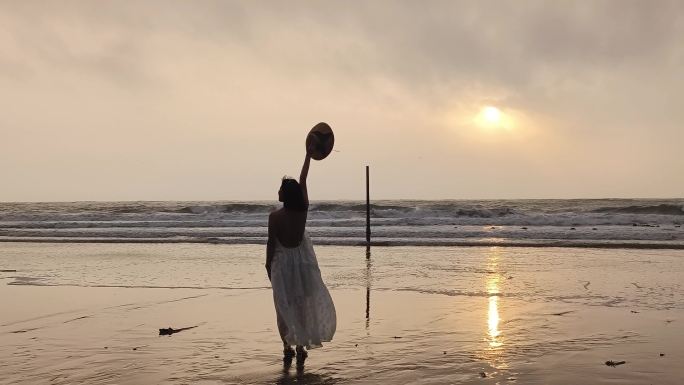 美女面朝大海行走海边唯美画面快乐旅行度假