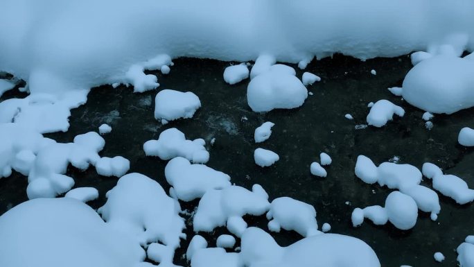 航拍无人机拍摄雪山河流冬季景观，暴风雪中的冷杉林。冬天的俄罗斯，西伯利亚。