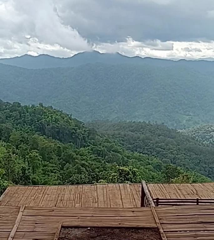 在泰国，可以看到山景的木制露台